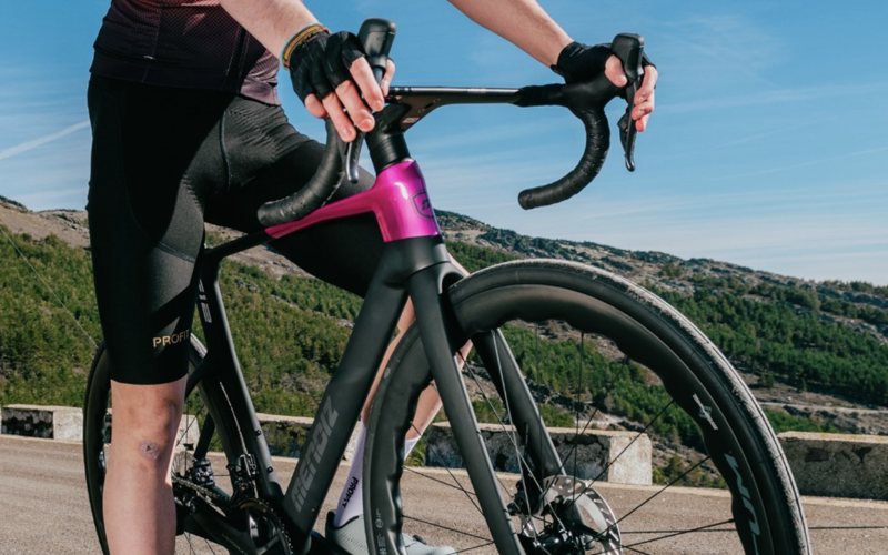 Ciclista con la Mendiz F12 SL en un puerto de montaña